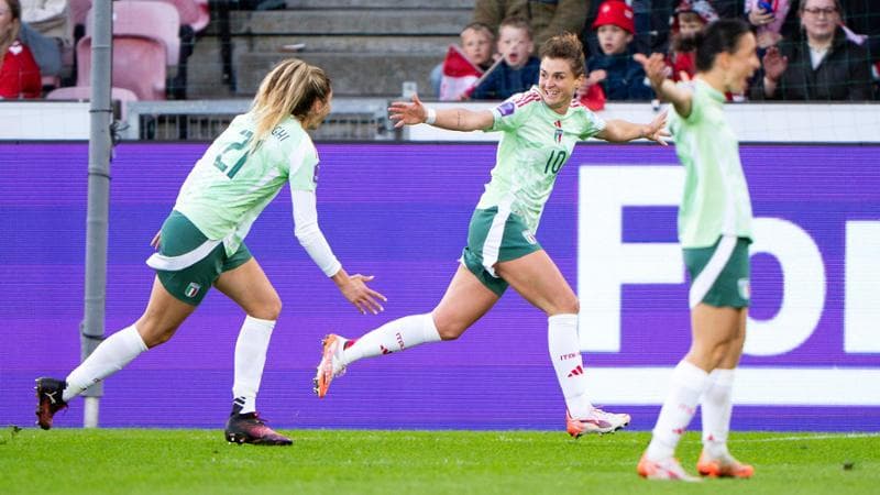 Girelli esulta dopo il gol in Danimarca-Italia