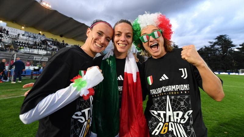 Girelli festeggia con&nbsp;Barbara Bonansea (a sinistra) e&nbsp;Martina Rosucci (al centro)
