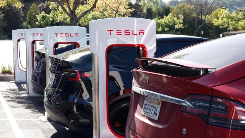 epa12045827 Tesla Supercharger stations in Walnut Creek, California, USA, 21 April 2025. Tesla's earning report is coming out on 22 April 2025.  EPA/JOHN G. MABANGLO