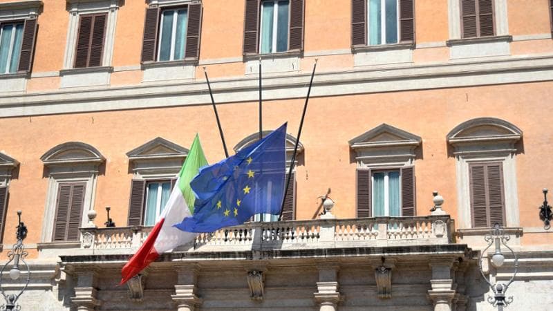 Bandiere a mezz'asta nei palazzi delle istituzioni per la morte del papa. La Camera dei deputati