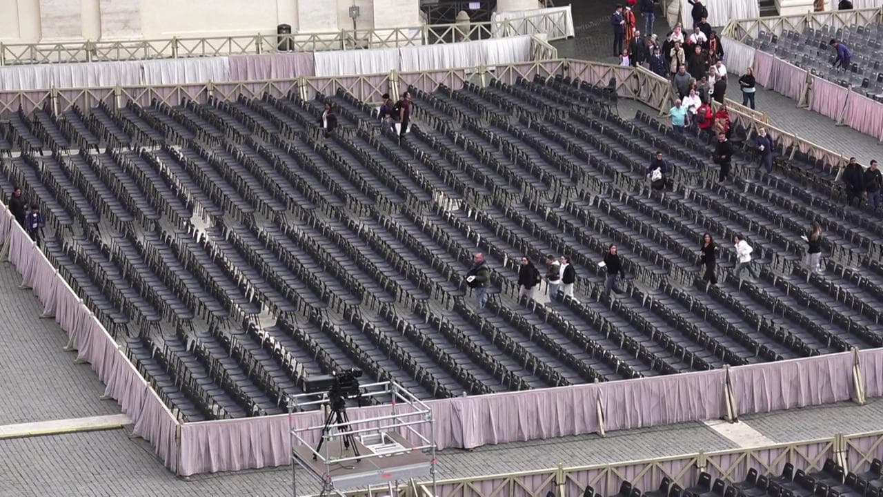 Traslazione di Papa Francesco, la corsa dei fedeli per le prime file in piazza San Pietro