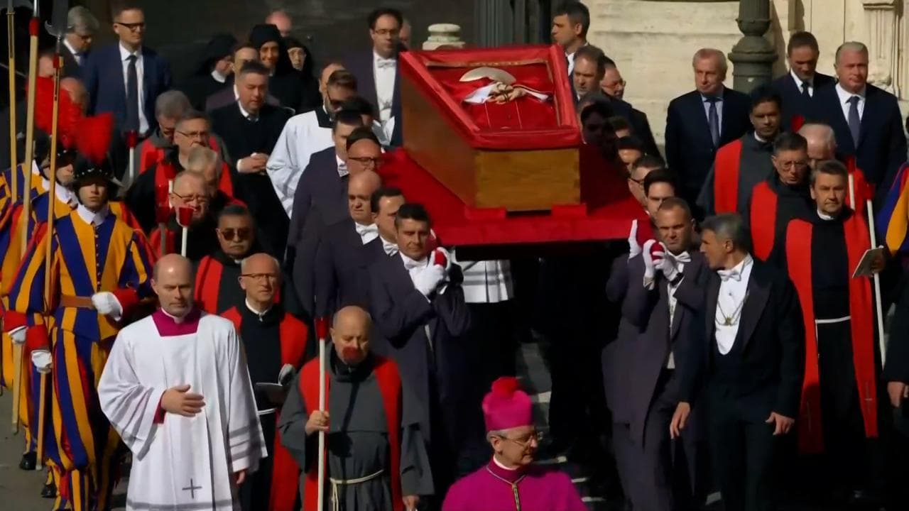 Papa, la traslazione della salma: la bara aperta attraversa San Pietro ed è deposta nella Basilica