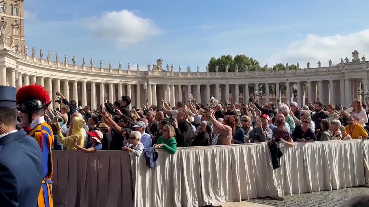 Papa Francesco: il feretro arriva a San Pietro tra gli applausi dei fedeli
