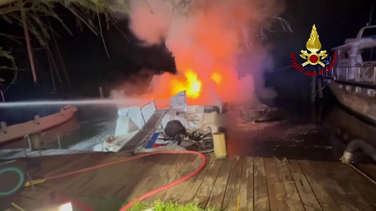 Udine, barca sul fiume Stella va a fuoco: muore una turista