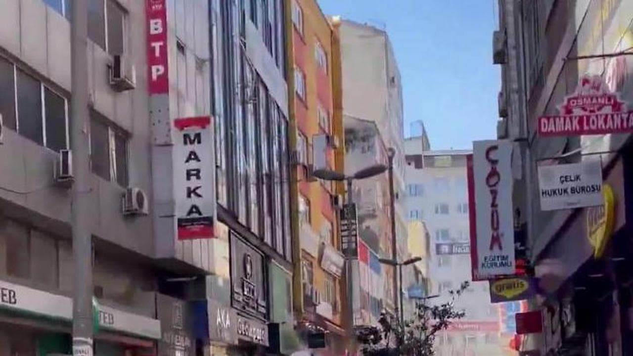Turchia, terremoto a Istanbul: il panico in strada subito dopo la forte scossa