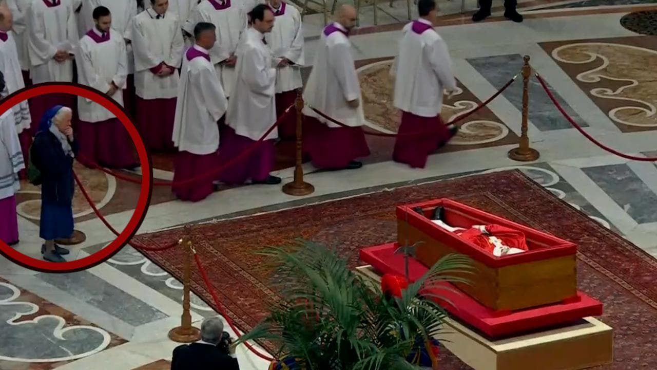 Le lacrime di Genevieve Jeanningros, la suora amica del Papa davanti al feretro