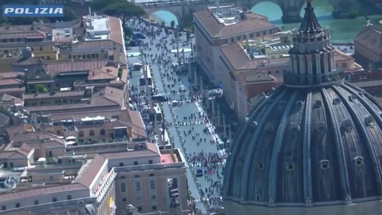 Addio a papa Francesco, le immagini dei fedeli a San Pietro dall'elicottero della polizia