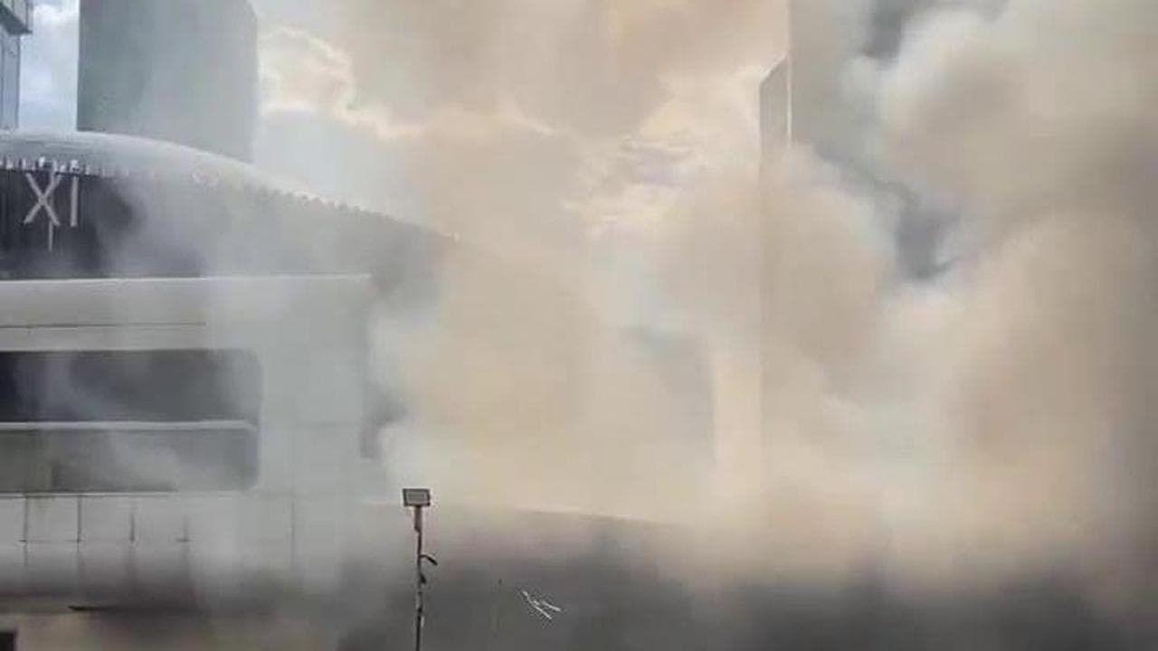 Mosca, auto esplode in un parcheggio: vasto incendio in un centro commerciale
