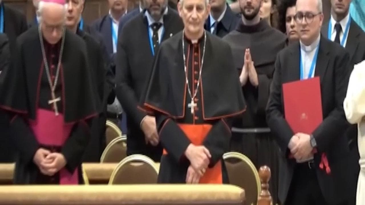 Papa Francesco, il Cardinale Zuppi prega accanto al feretro in San Pietro