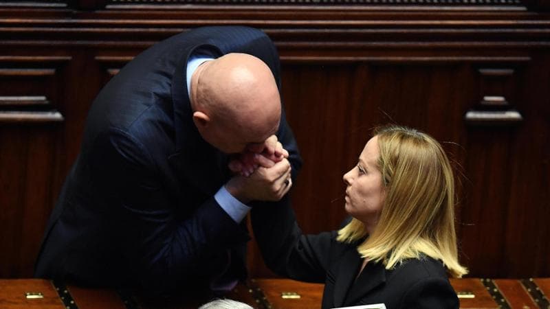 Crosetto saluta la premier Meloni&nbsp;
