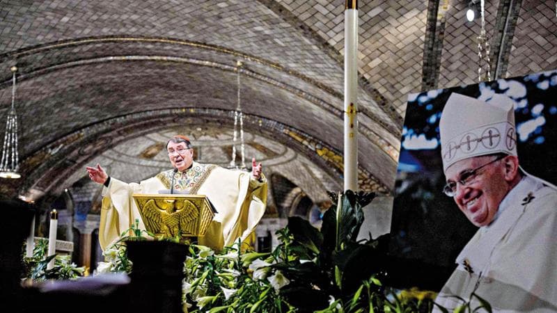 Il nunzio apostolico, cardinale Christophe Pierre
