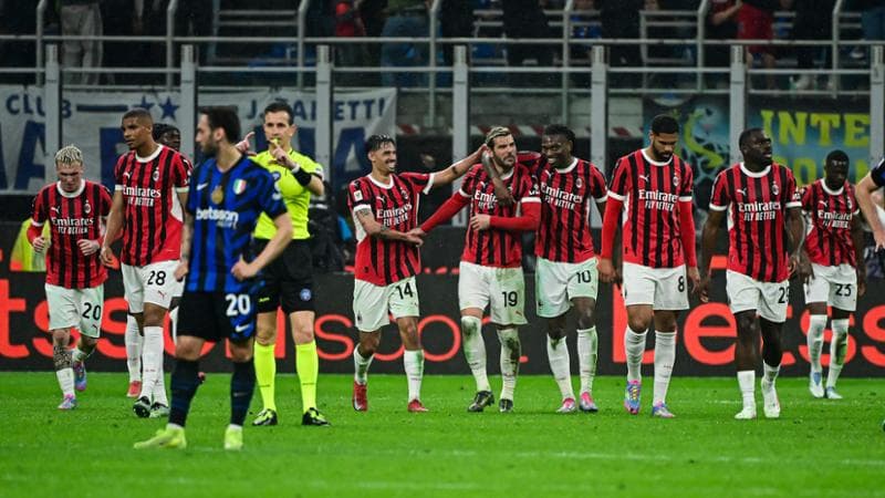 La festa del Milan: Calhanoglu deluso