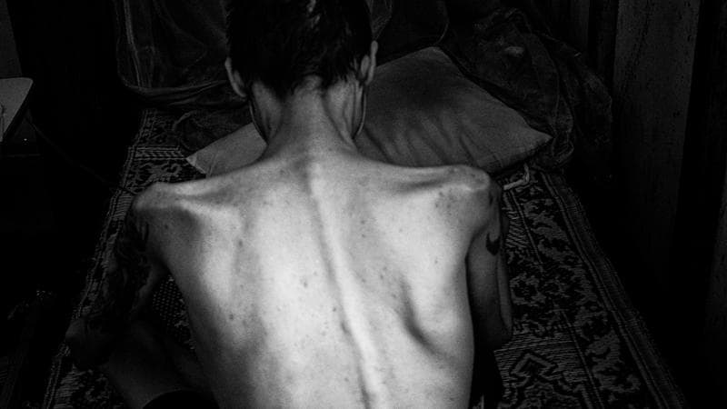 Wang (nome di fantasia) è uno dei tre scammer, o cani, così vengono chiamati quelli che truffano i “maiali”, intervistati per questo reportage nella Scam city di Shwe Kokko, in Myanmar, prima del loro ritorno in Cina, Paese da cui provengono. Fa parte del gruppo di settemila da poco liberati e rimpatriati dal governo birmano su richiesta di Pechino ( Monika Bulaj)