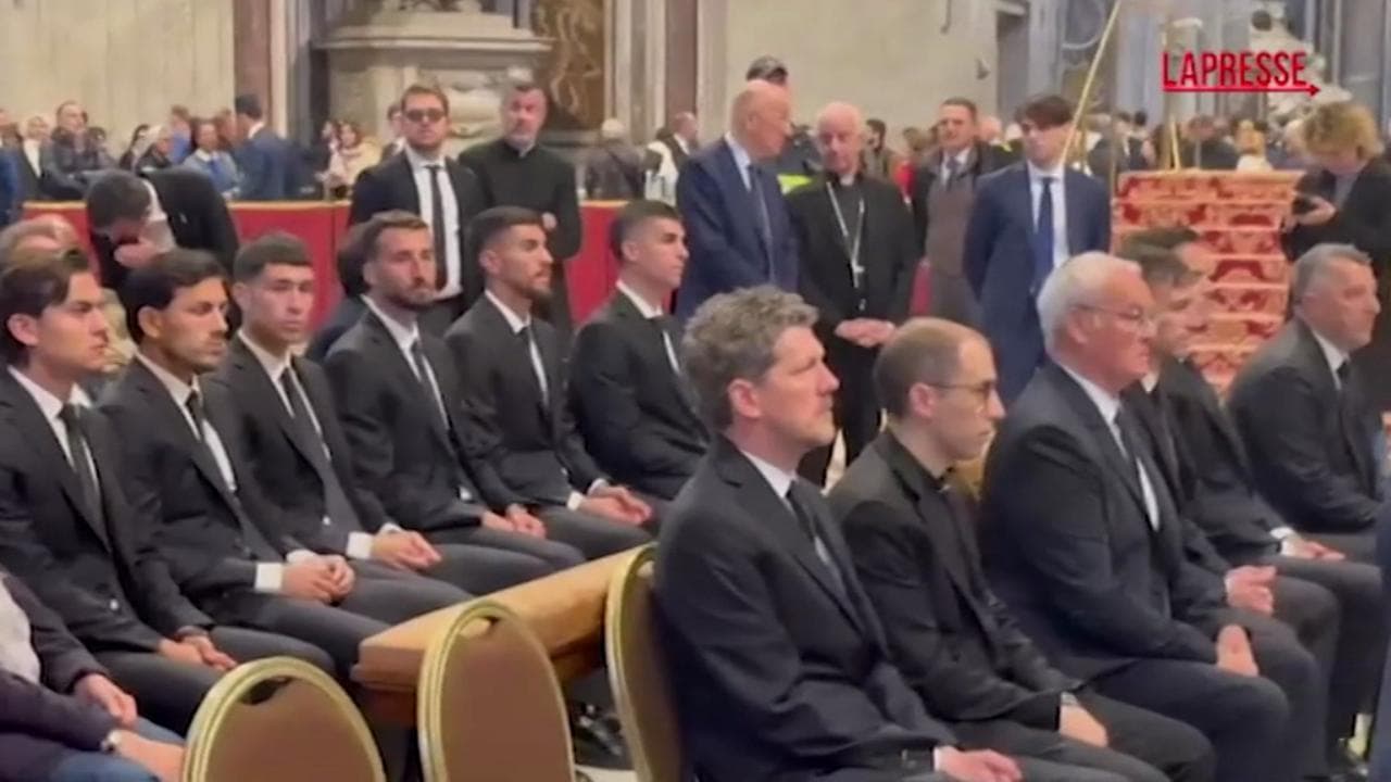 San Pietro, Ranieri e Dybala guidano la delegazione della Roma all'omaggio al feretro del Papa