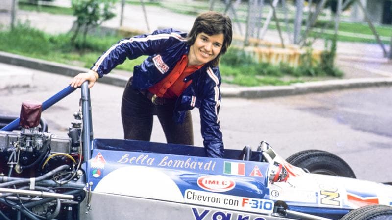 Lella Lombardi (1941-1992) con una delle sue auto in una foto degli anni 70 (Getty images)