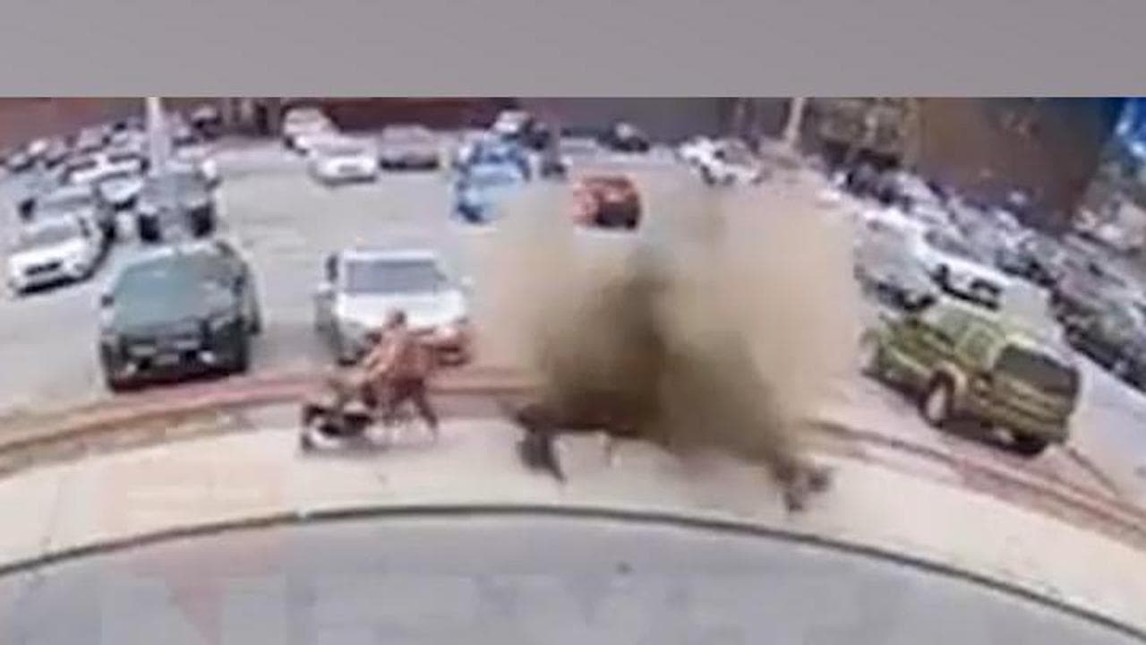 Usa, tombino esplode in strada: una nonna e i suoi due nipotini si salvano all'ultimo istante