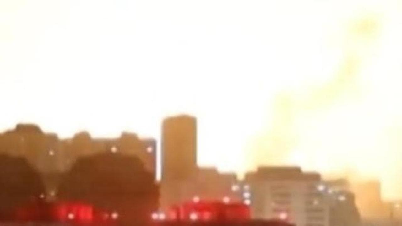Attacco russo a Kiev, l'istante dell'arrivo del missile: la scia, il boato e il cielo si illumina