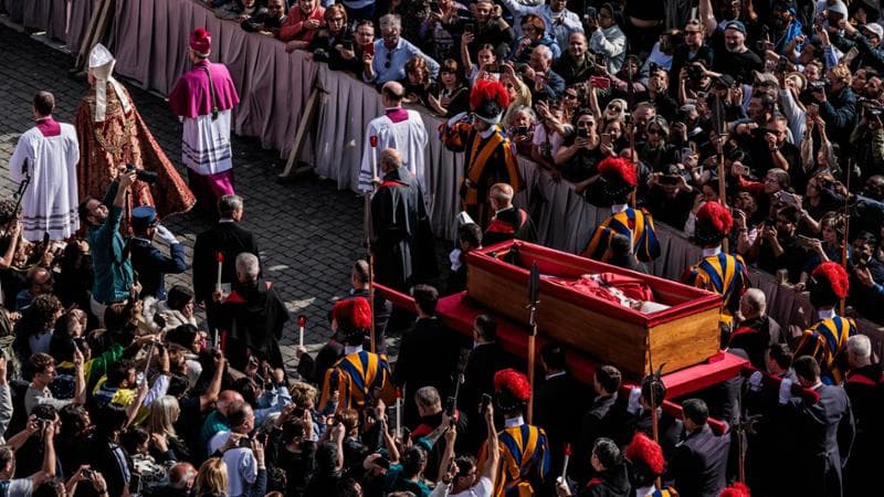 Trump vicino a Macron ma lontano da Zelensky: il risiko dei posti al funerale del Papa