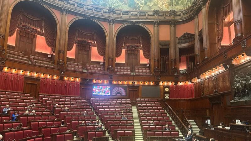 25 aprile, i banchi vuoti della maggioranza. Meloni assente, La Russa si alza solo dopo le proteste