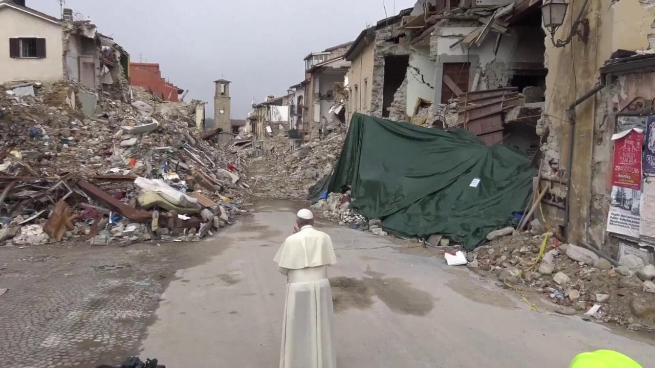Papa Francesco davanti alle macerie di Amatrice: il ricordo dei Vigili del Fuoco di Roma