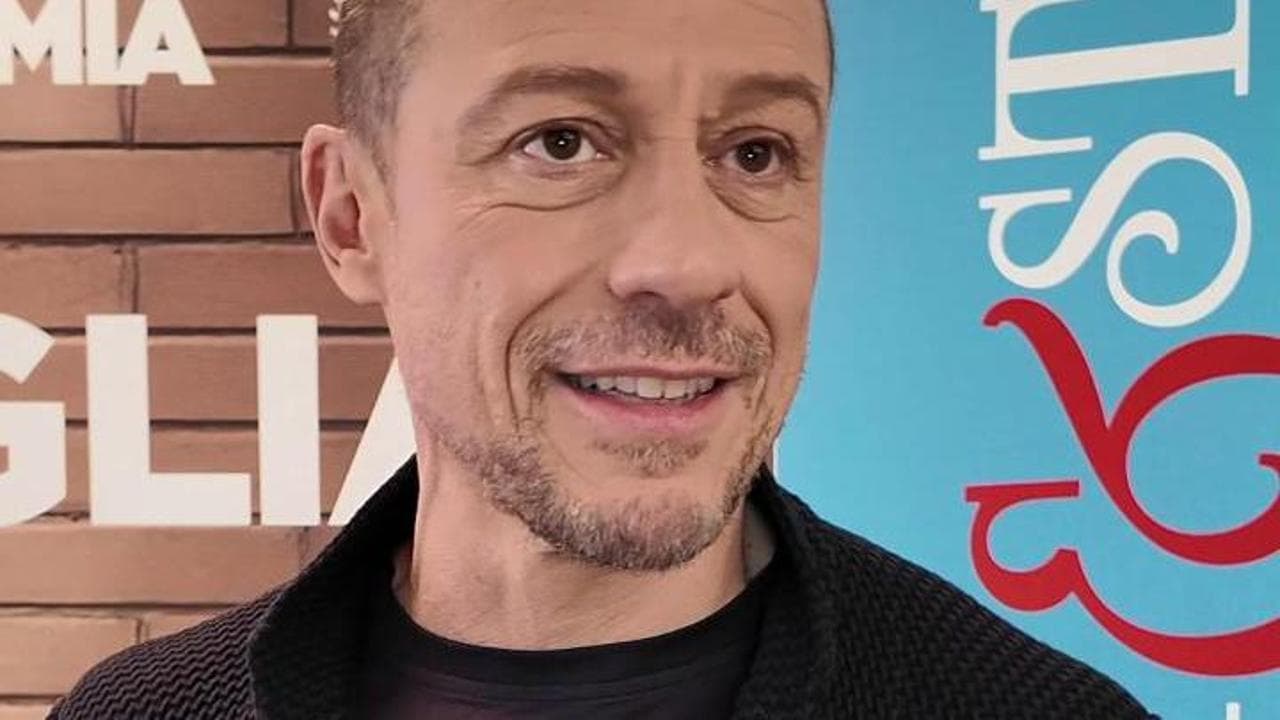 Stefano Accorsi: "I miei quattro figli e una casa a prova di disastri e pallonate"