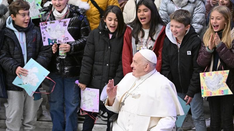 29/11/2023 Citta' del Vaticano, Aula Paolo VI, udienza del mercoledi' . Nella foto papa Francesco saluta dei bambini di una scuola
