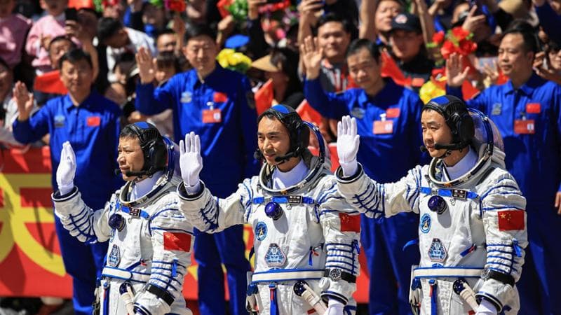 Tre astronauti e un verme: la Cina torna nello Spazio e sfida gli Usa pensando alla Luna