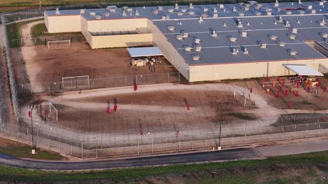 Texas, il campo di detenzione con i migranti in attesa delle decisioni finali sull'espulsione