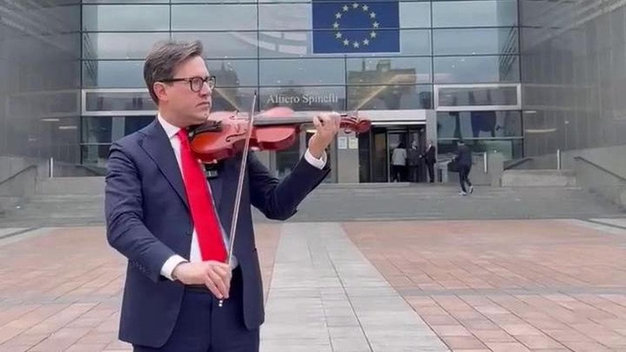 25 aprile, Nardella suona "Bella Ciao" al violino davanti al Parlamento Europeo