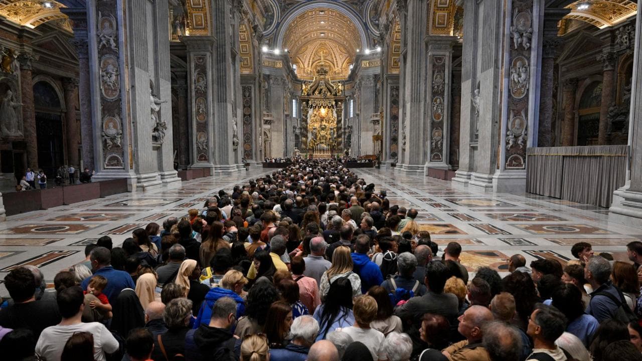 FOTO FOLLA FEDELI A SAN PIETRO