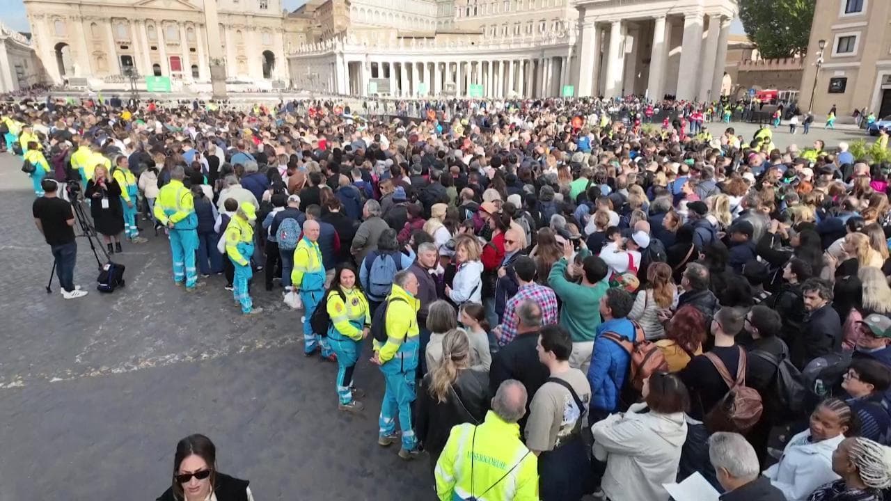 Papa Francesco, ultime ore per l'omaggio alla salma: dall'alba grande folla in coda