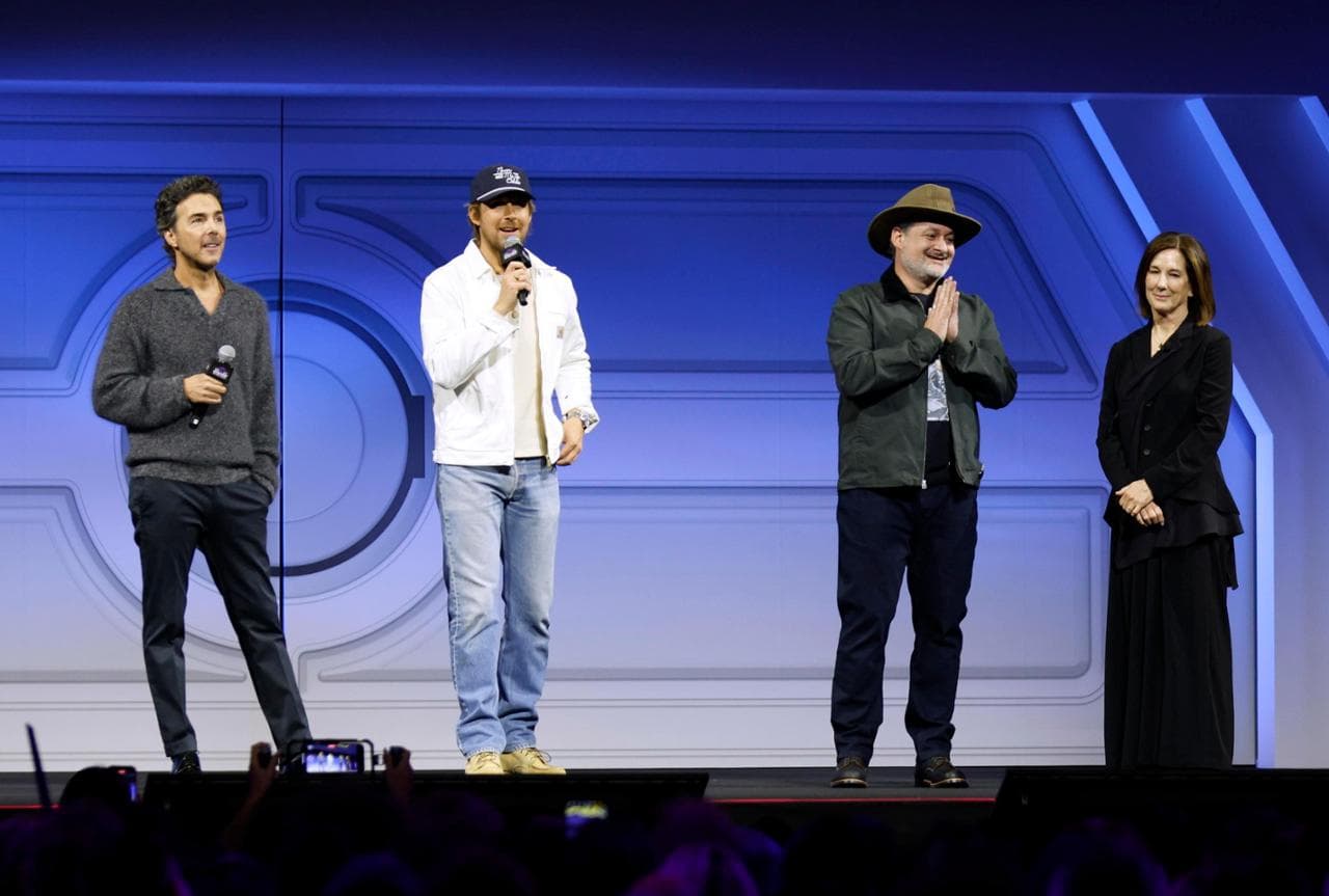 Da sinistra il regista Shawn Levy, Ryan Gosling, i vertici di Lucasfilm Dave Filoni e Kathleen Kennedy sul palco della Star Wars Celebration