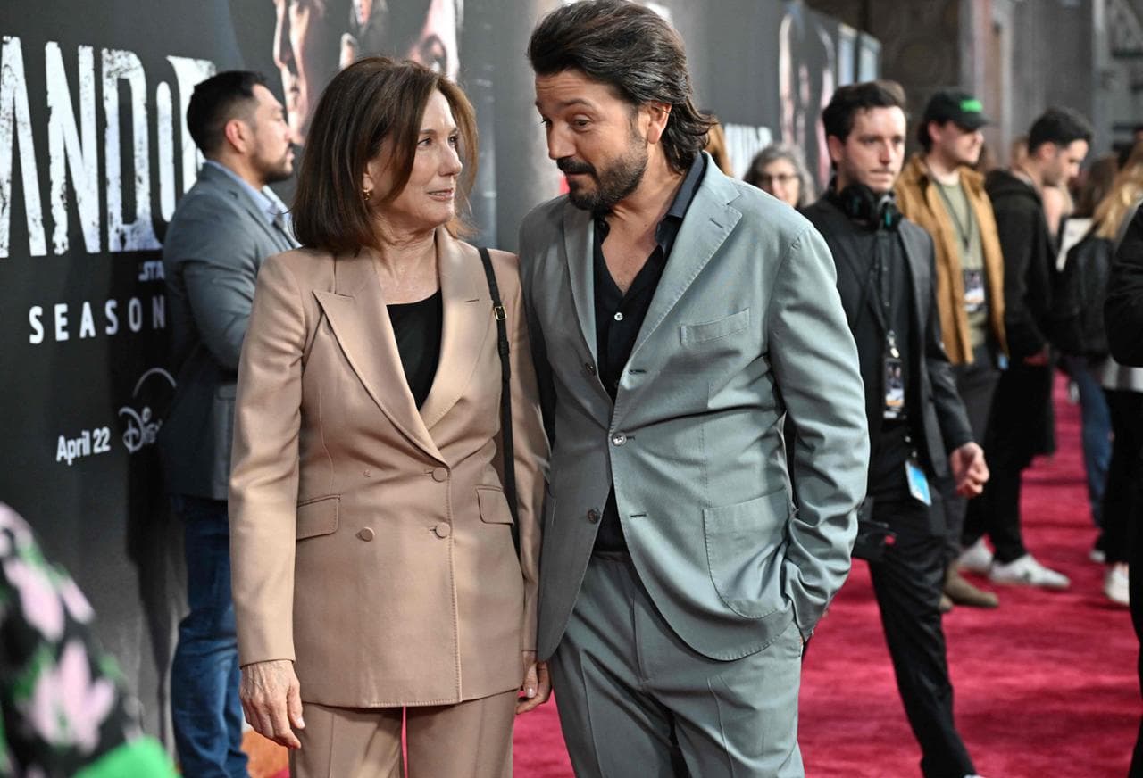La presidente di Lucasfilm, Kathleen Kennedy, e l'attore messicano Diego Luna, protagonista della serie "Andor"