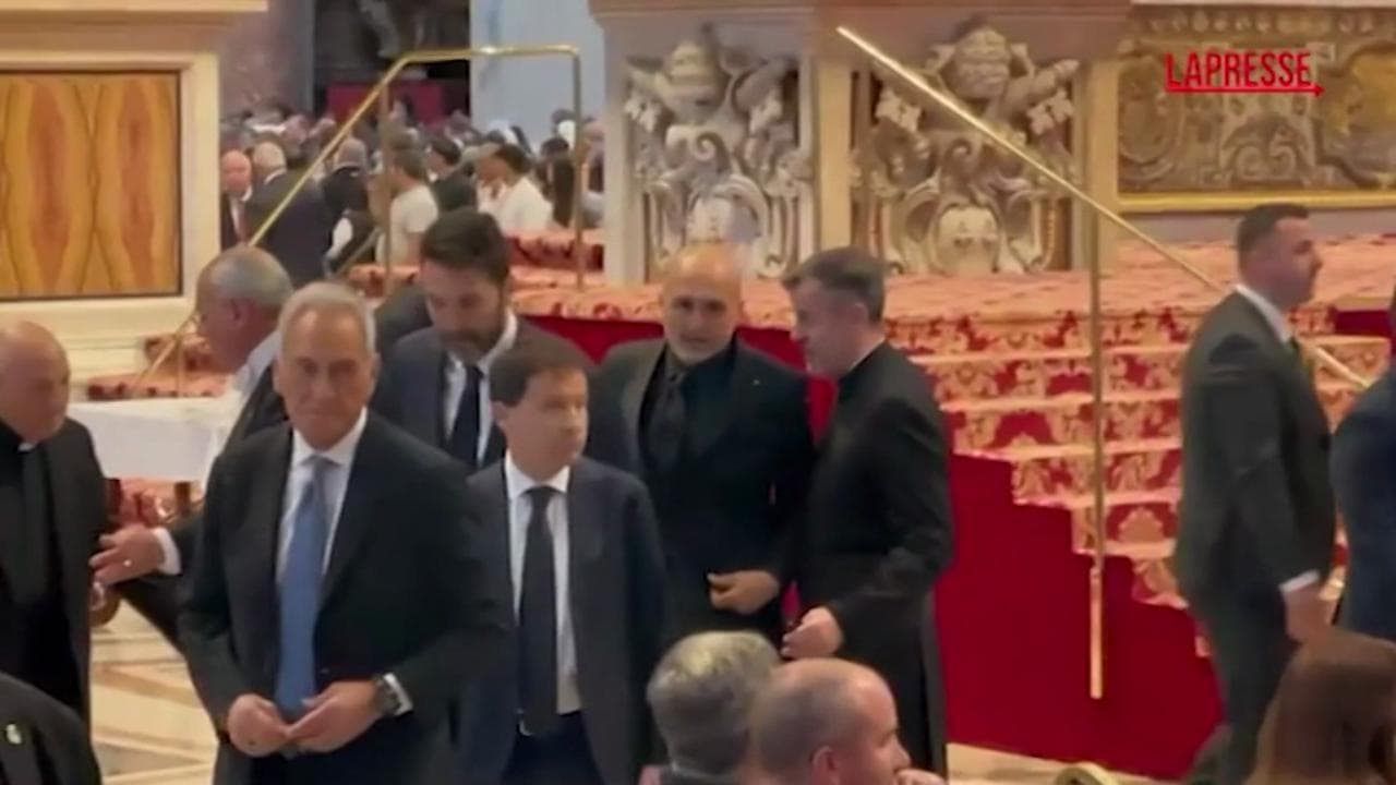 Papa Francesco, il ct Spalletti con Gravina e Buffon in San Pietro per l'omaggio a Bergoglio