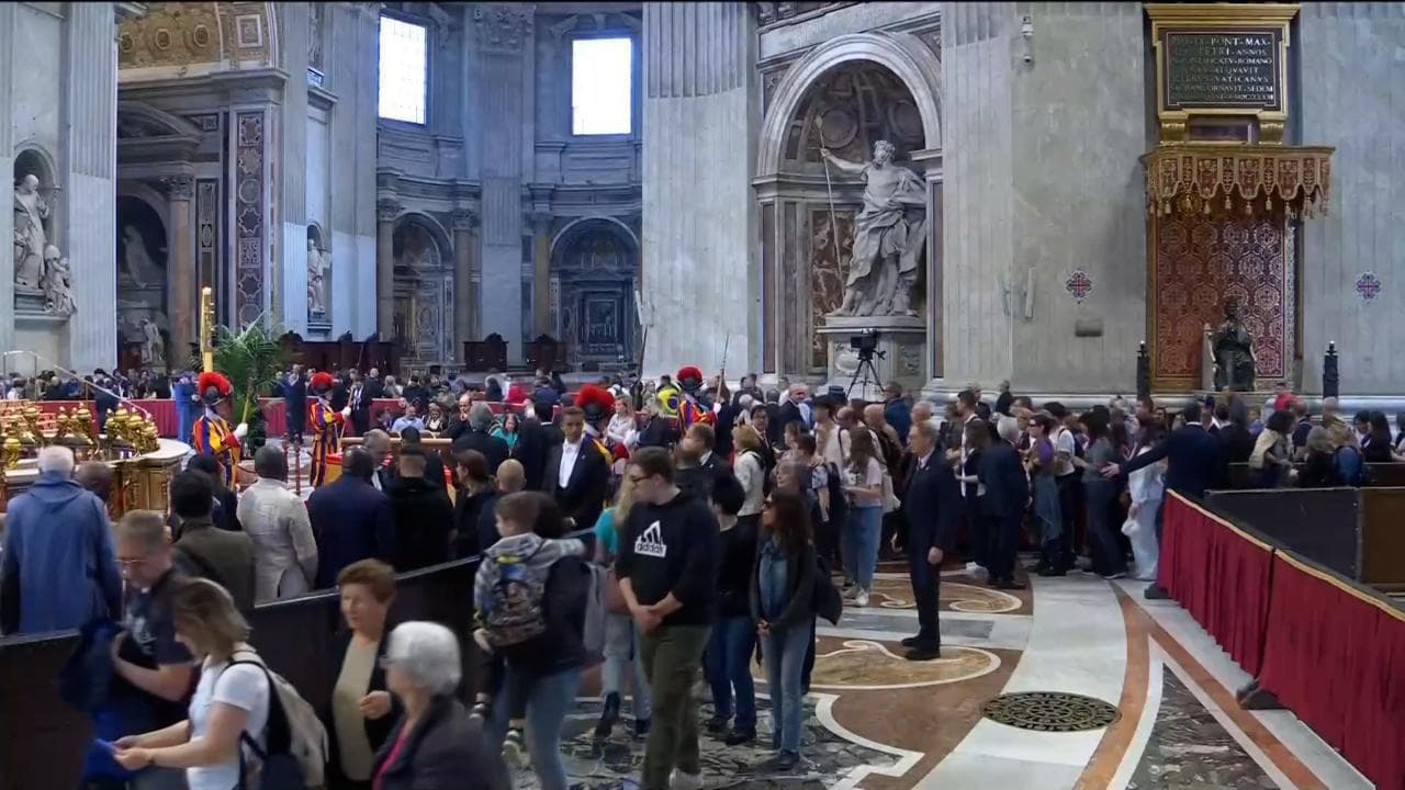 San Pietro: l'alert sulla chiusura alle 17 squilla sui cellulari dei fedeli nella Basilica