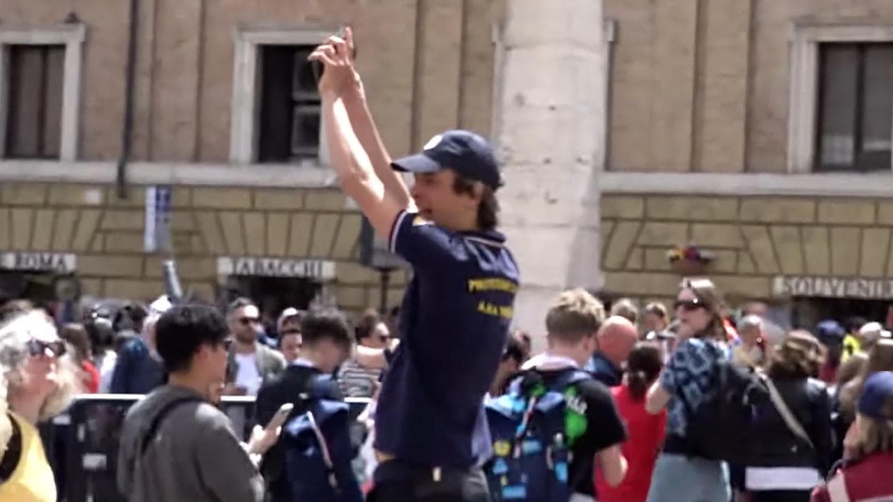 "Look at your mobile phone": l'agente della Protezione civile avvisa i cittadini sull'Alert a Roma