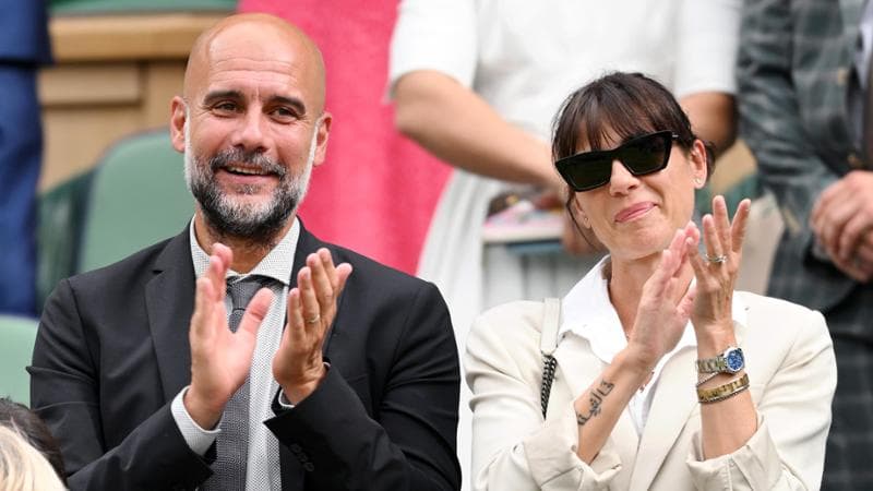 Pep Guardiola e Cristina Serra lo scorso 6 luglio, in tribuna a Wimbledon