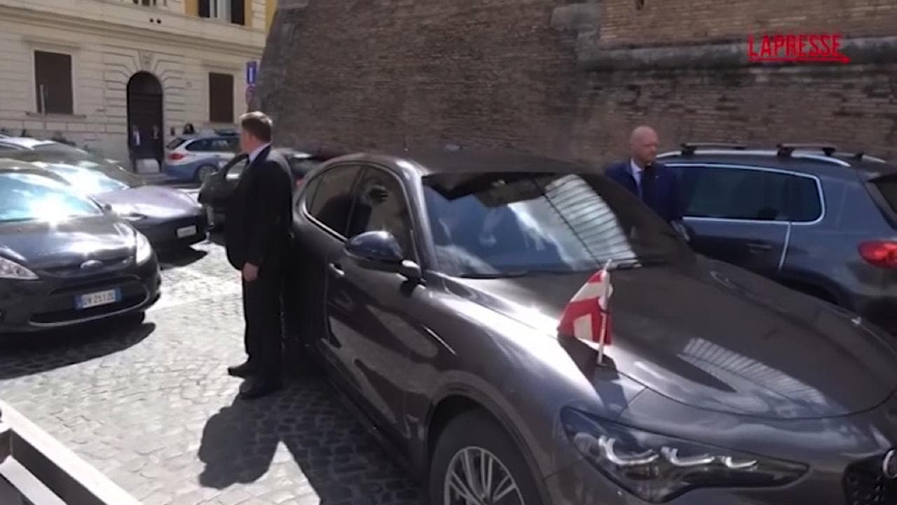 Omaggio a Papa Francesco, anche il presidente austriaco imbottigliato nel traffico a Roma