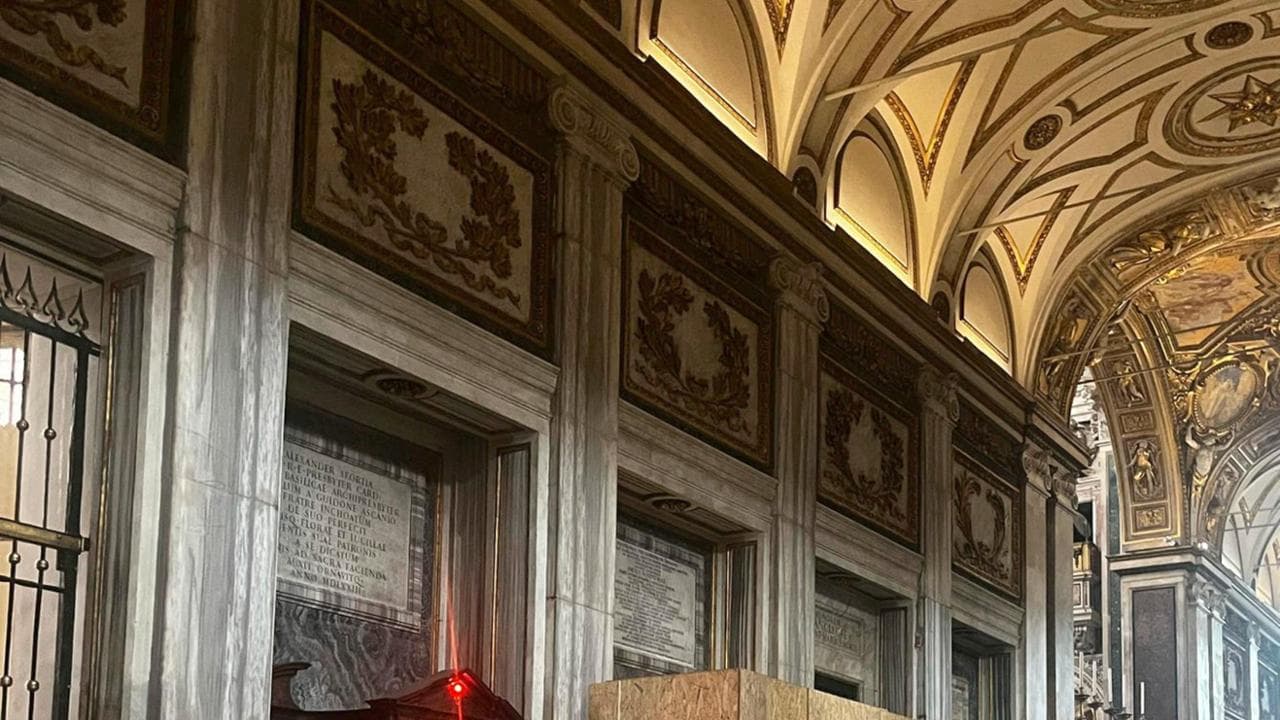 Lo schermo di legno che copre la tomba del Papa a Santa Maria Maggiore