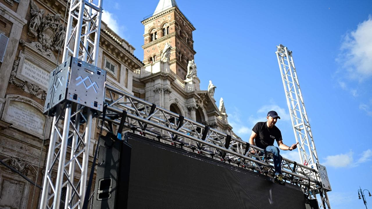 Maxischermo all'esterno di Santa Maria Maggiore