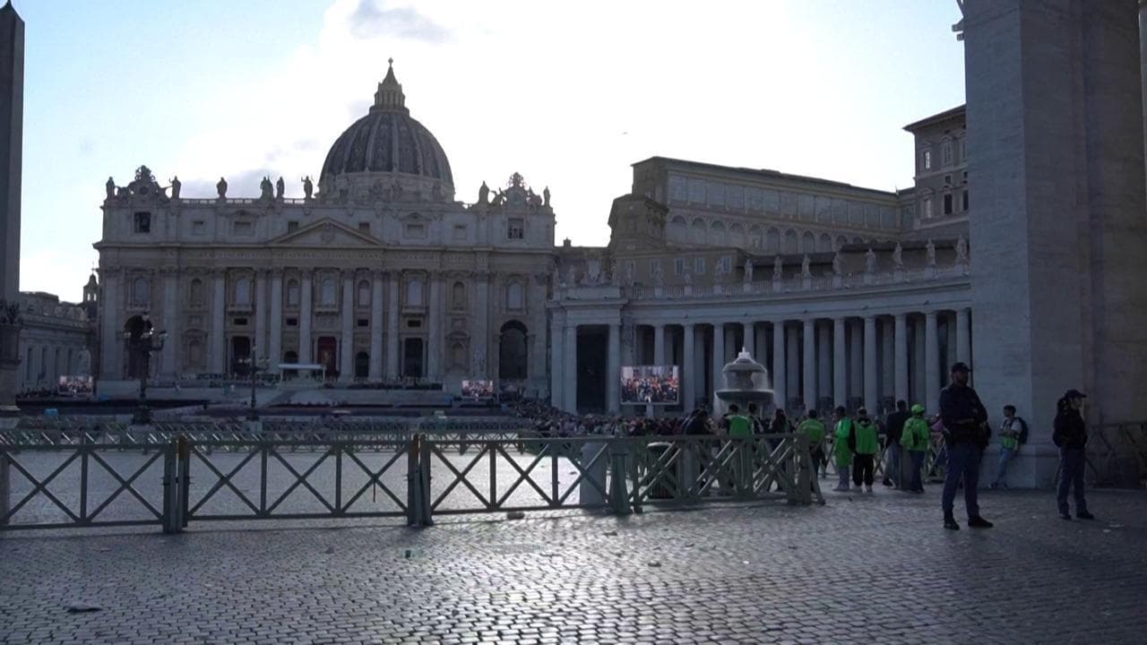 San Pietro, chiusi i cancelli: la piazza si svuota