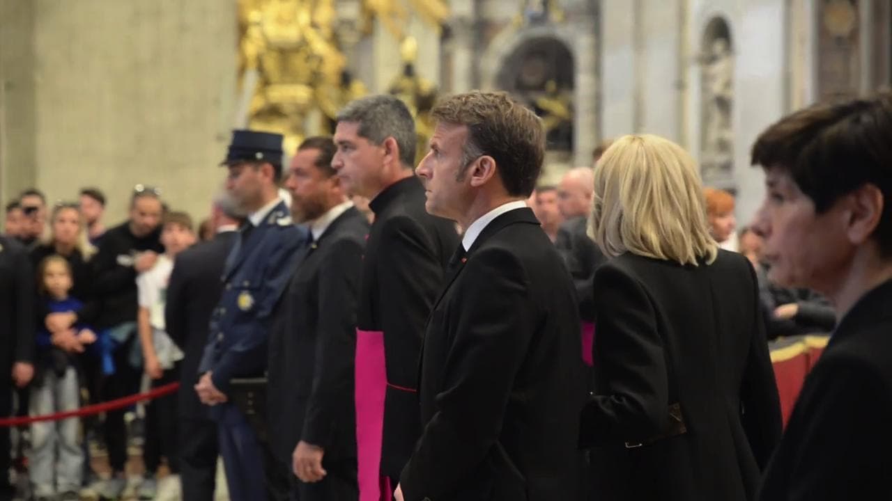 Il presidente francese Macron rende omaggio a papa Francesco