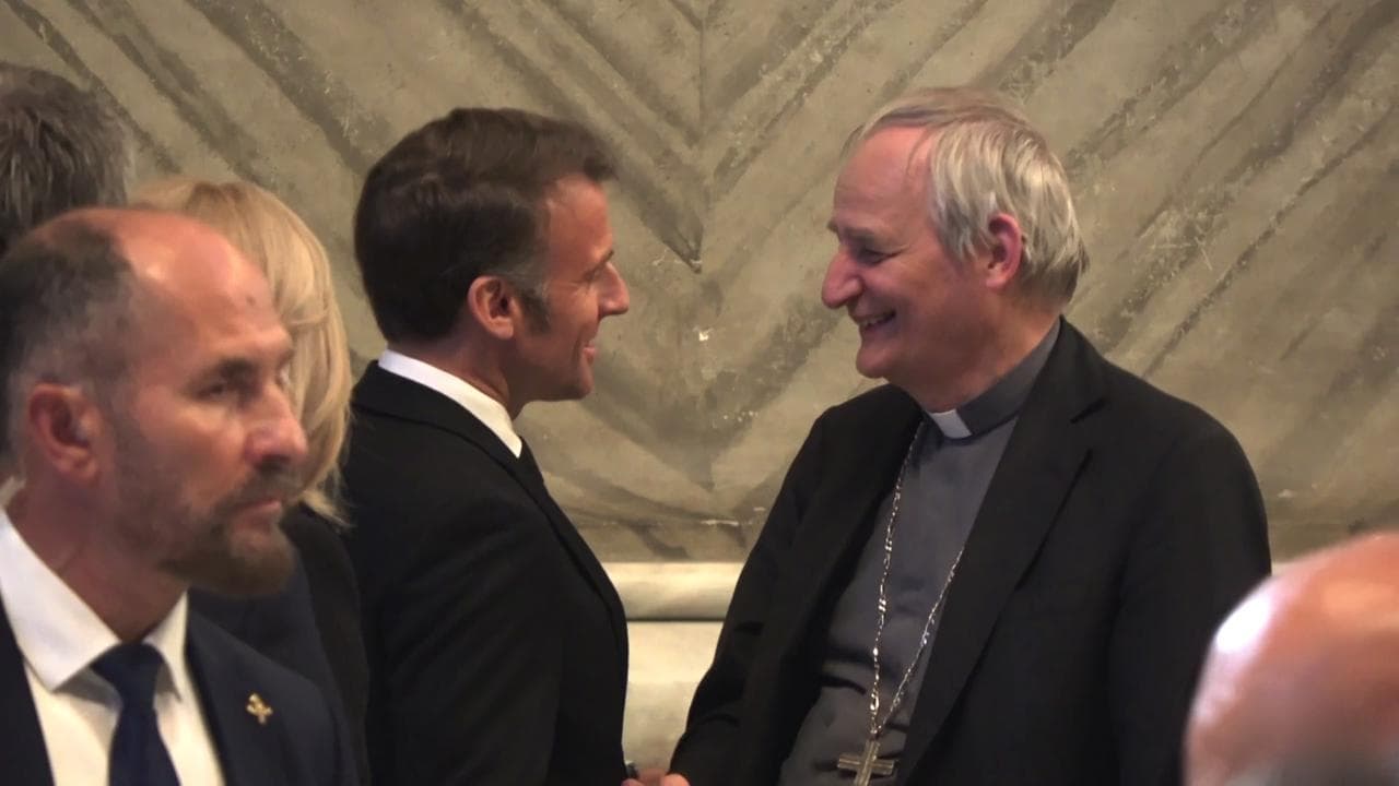 L'abbraccio tra Macron e Zuppi nella Basilica di San Pietro