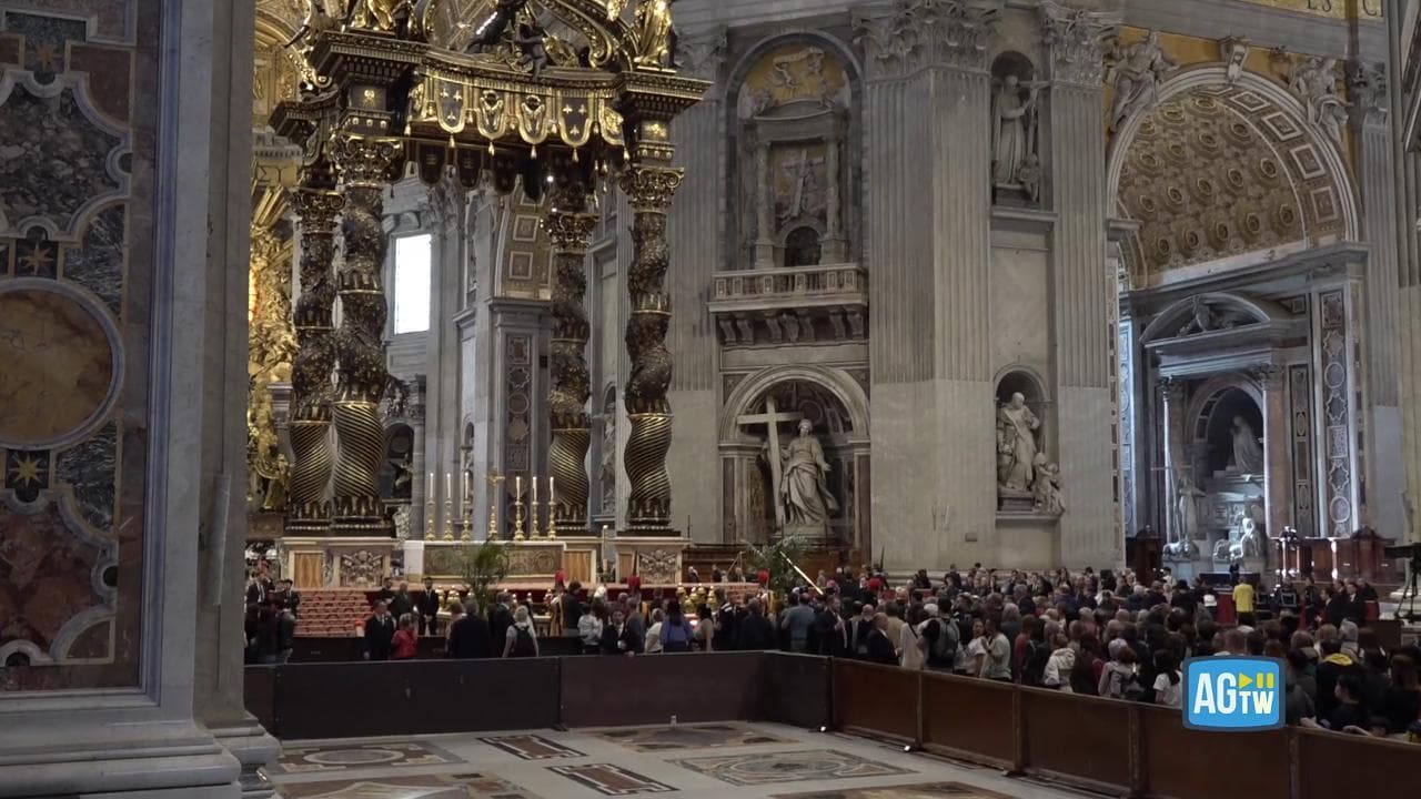 Gli ultimi fedeli salutano Papa Francesco prima della chiusura del feretro, c'è anche il card. Zuppi