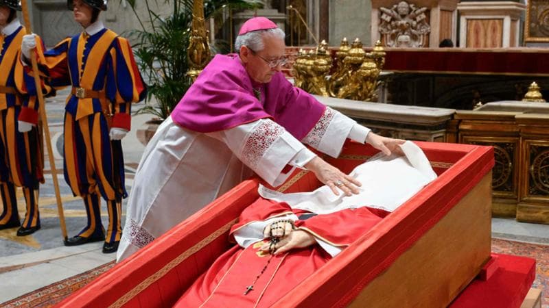 Papa Francesco, news del 25 aprile. chiusa la sua bara. In 250 mila gli hanno reso omaggio. Trump atterrato a Roma