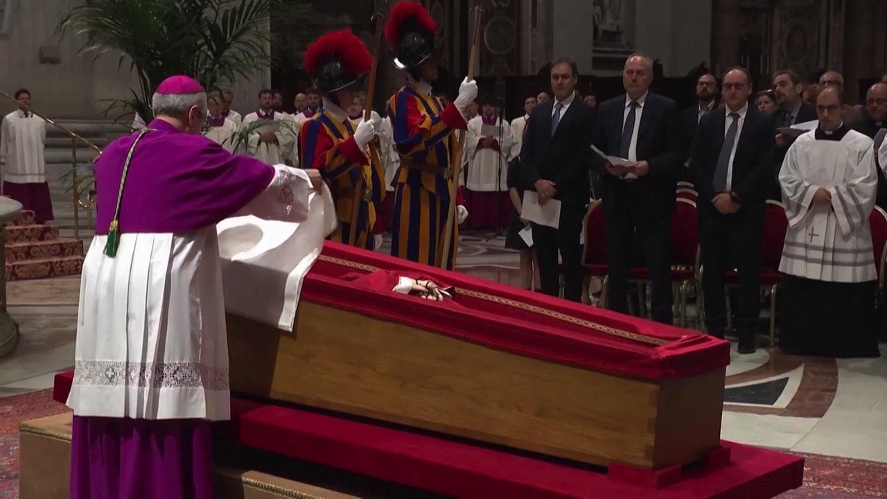 Un velo bianco sul volto, le monete e il rogito: il rito della chiusura della bara del Papa