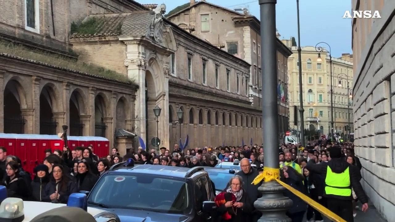 Funerali Papa Francesco, tutti in fila verso San Pietro: la folla ai varchi