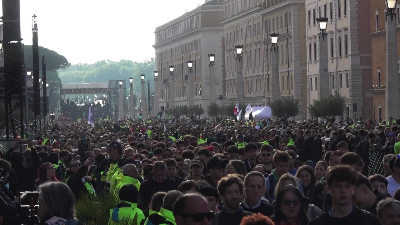 Funerale Papa Francesco, un fiume di fedeli in via della Conciliazione