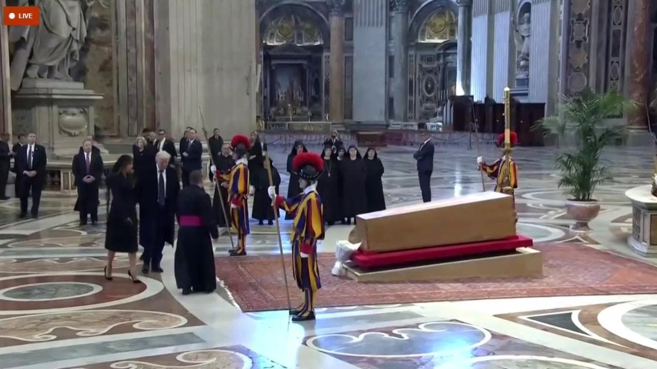 Funerali papa Francesco, Trump e Melania in raccoglimento davanti al feretro