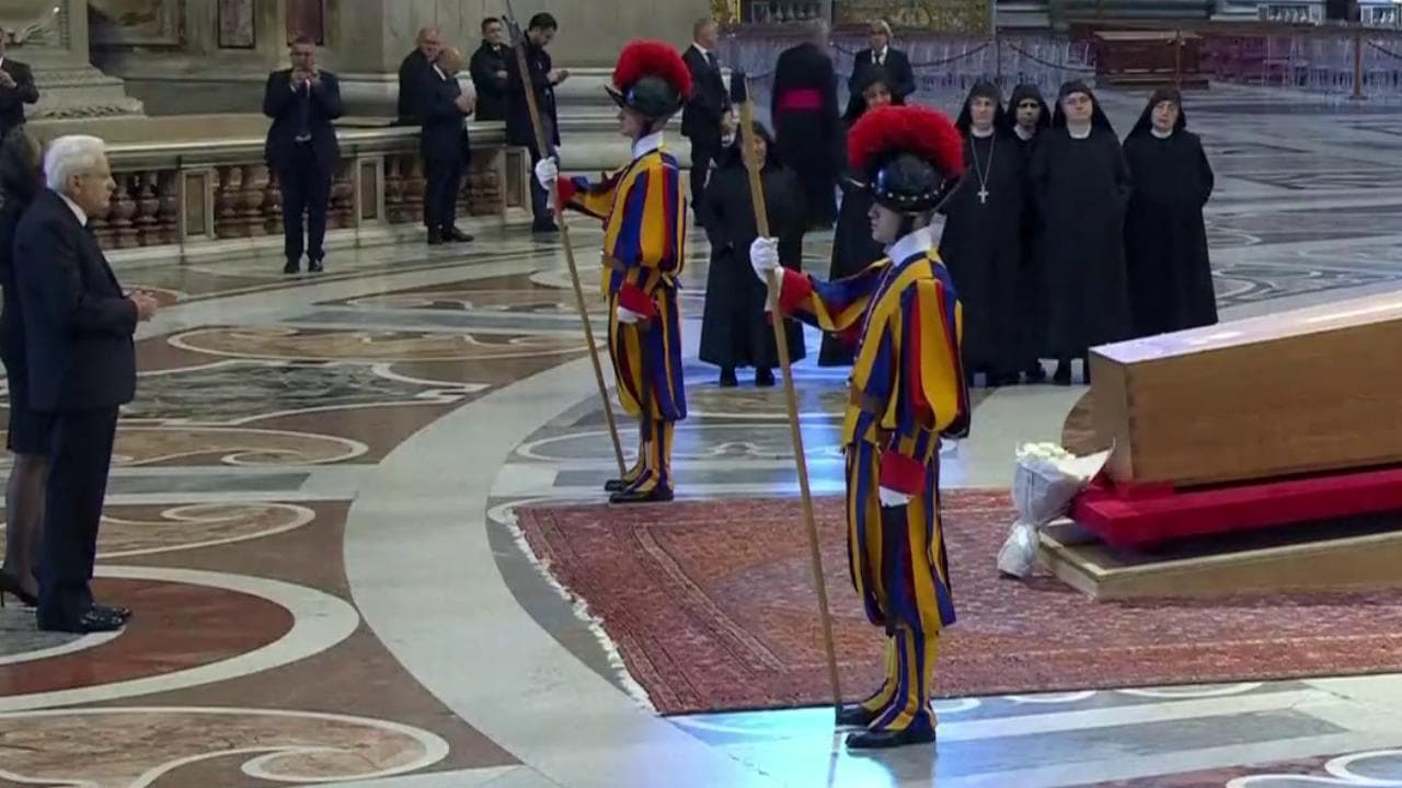 Mattarella si raccoglie davanti al feretro di Papa Francesco